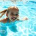 Kinder lernen spielerisch Schwimmen