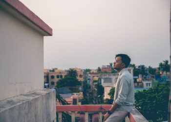 Eltern rauchen heimlich: Wie Vaping die Familie belastet