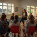 Eltern beim Elternabend im Kindergarten im Sitzkreis um eine Pädagogin