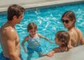 Schwimmen lernen als Familie: Jetzt ins Wasser