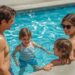 Schwimmen lernen als Familie: Jetzt ins Wasser