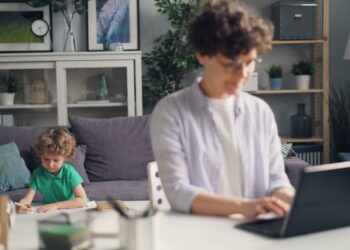 Selbstständig mit Kind: Was Eltern 2026 wissen müssen